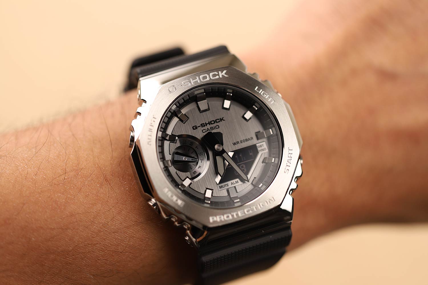 Японские наручные часы Casio G-SHOCK GM-2100-1AER с хронографом