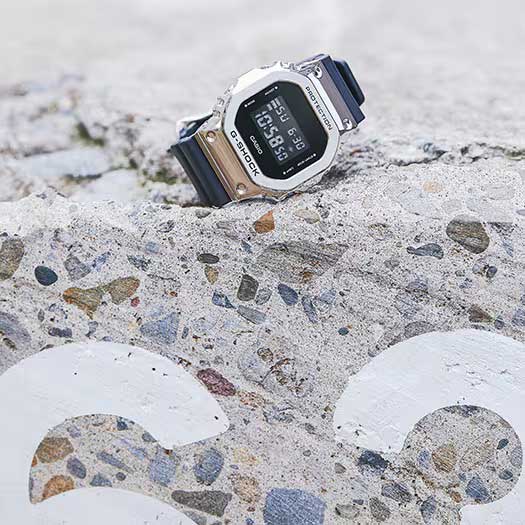 Японские наручные часы Casio G-SHOCK GM-5600-1ER с хронографом