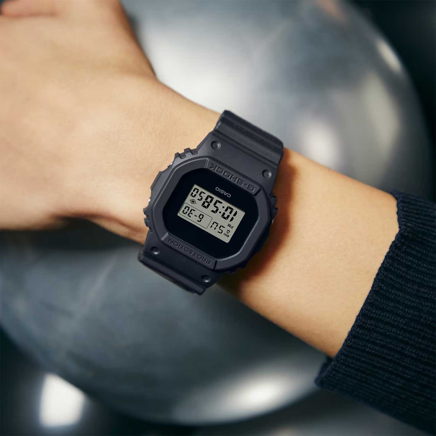 Японские наручные часы Casio G-SHOCK DWE-5657RE-1ER с хронографом