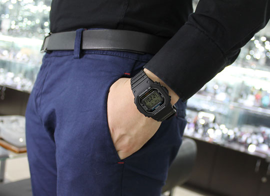Японские наручные часы Casio G-SHOCK DW-5600E-1V с хронографом