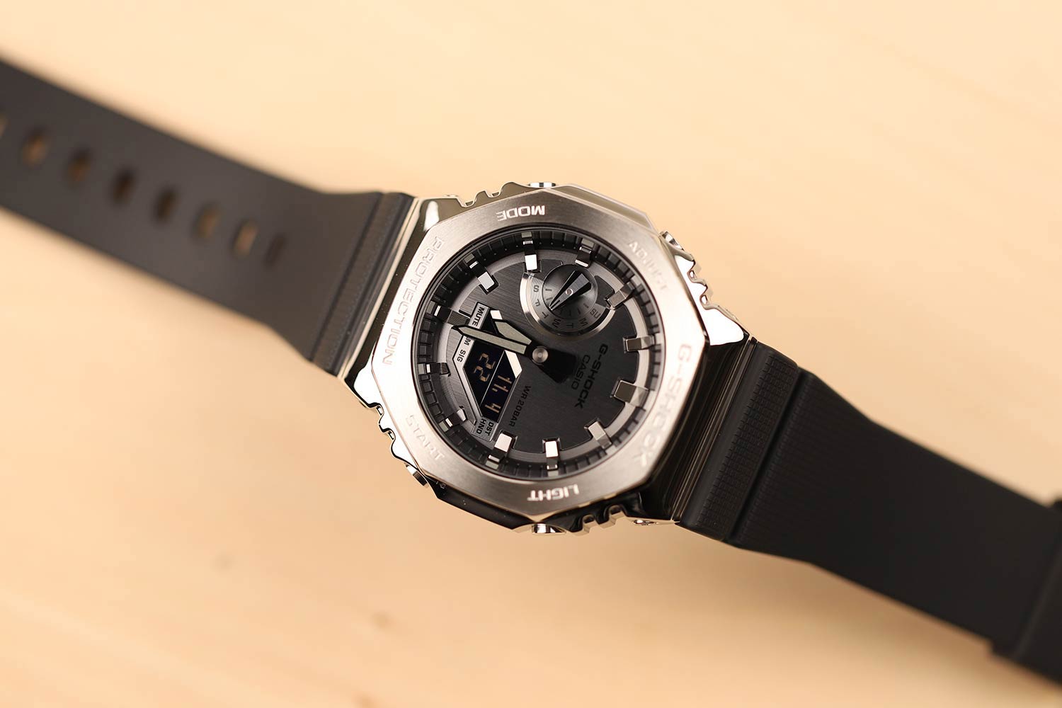 Японские наручные часы Casio G-SHOCK GM-2100-1AER с хронографом