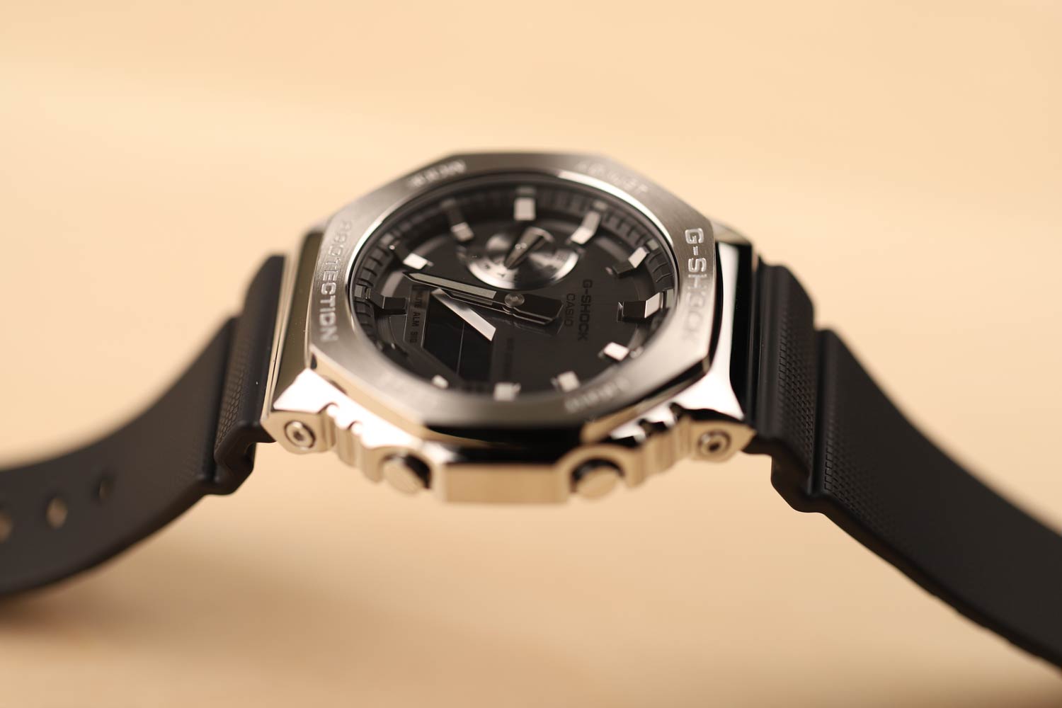 Японские наручные часы Casio G-SHOCK GM-2100-1AER с хронографом
