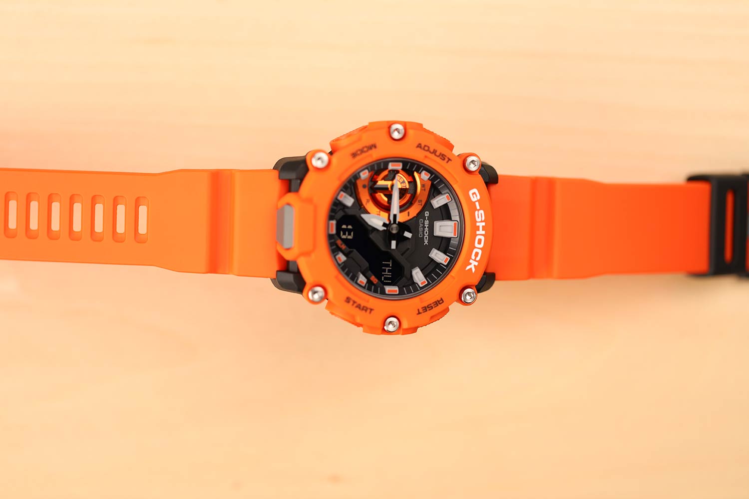 Японские наручные часы Casio G-SHOCK GA-2200M-4AER с хронографом